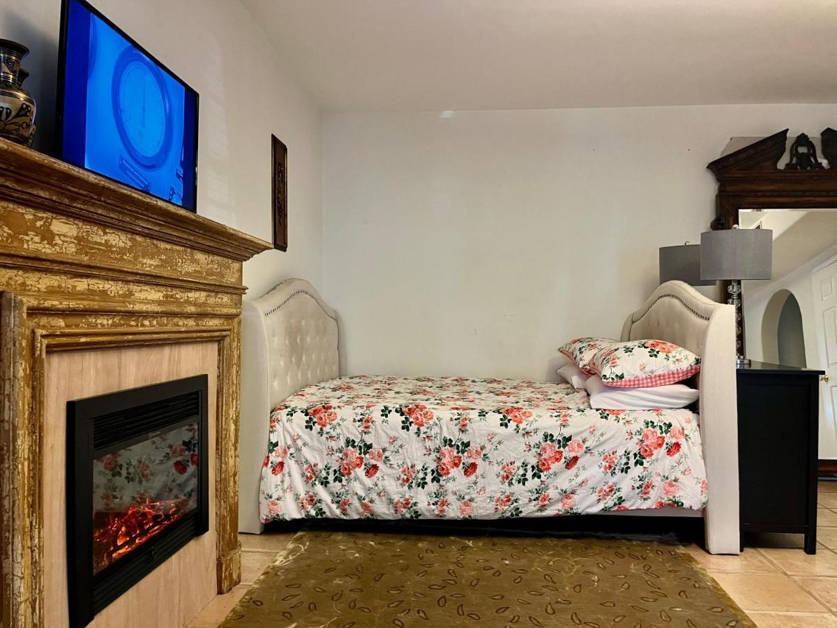 Hollywood Hills Homestay ลอสแอนเจลิส ภายนอก รูปภาพ